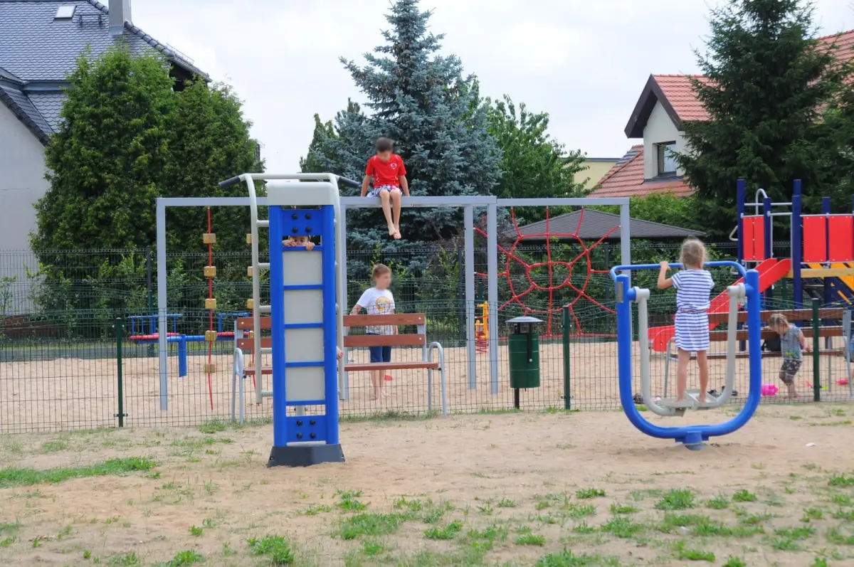 Новий дитячий майданчик біля кладовища