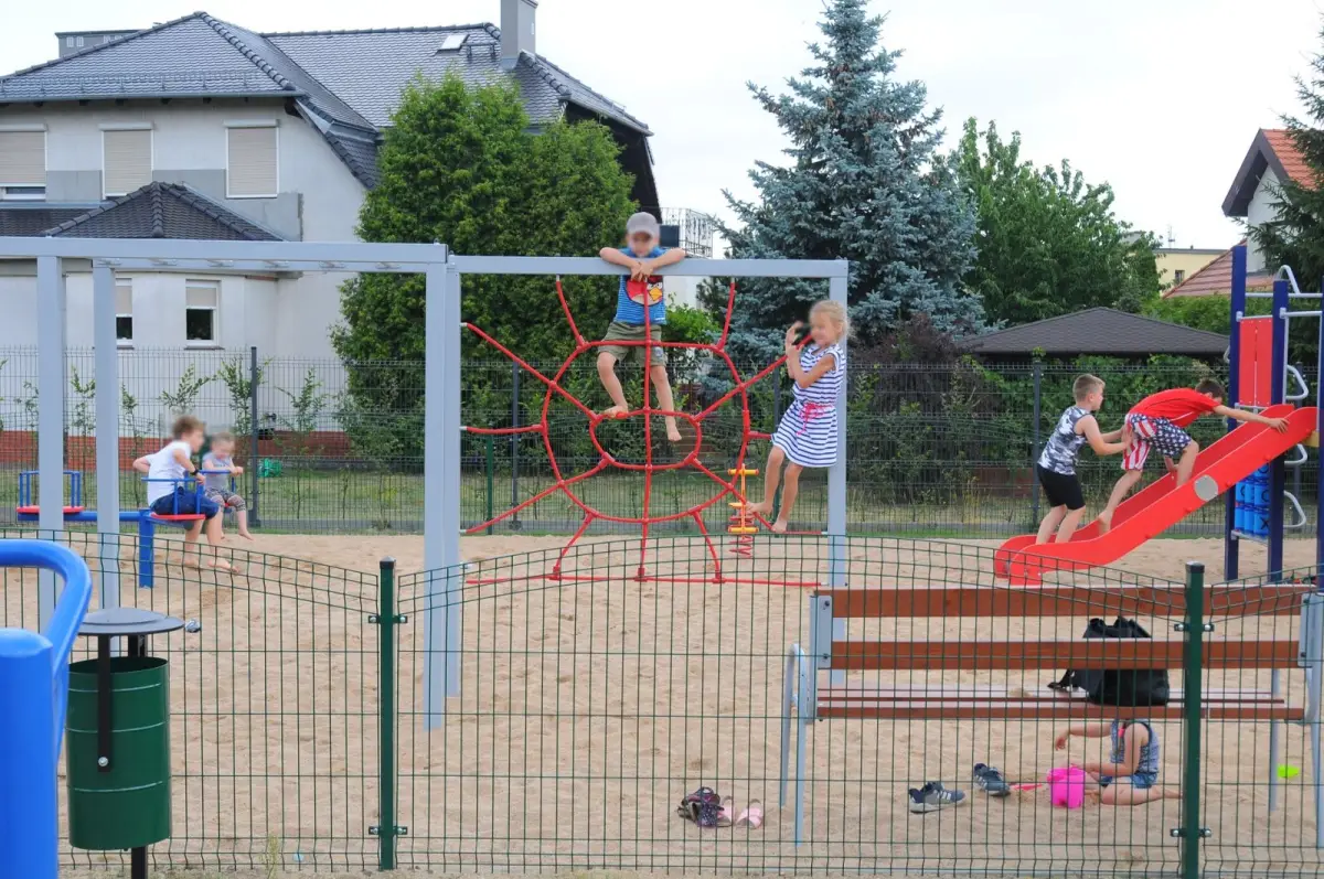 Nowy plac zabaw koło cmentarza
