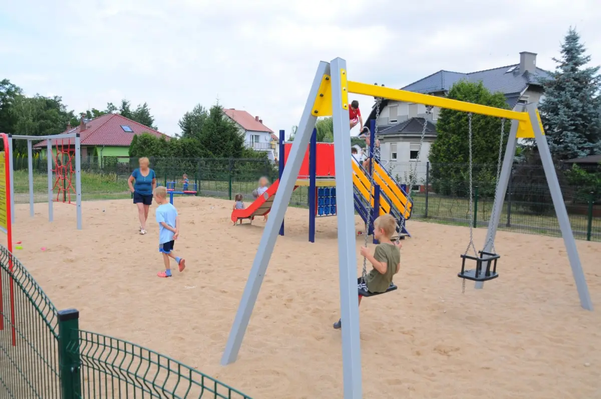 Nowy plac zabaw koło cmentarza