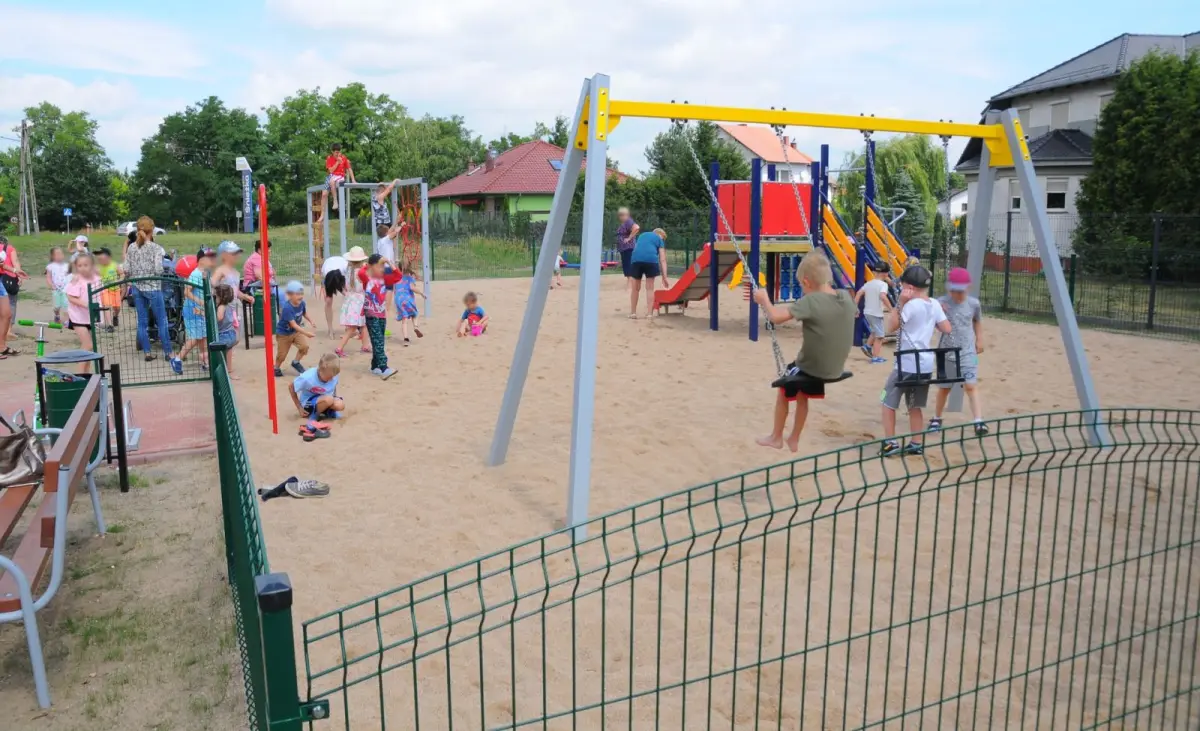 Nowy plac zabaw koło cmentarza