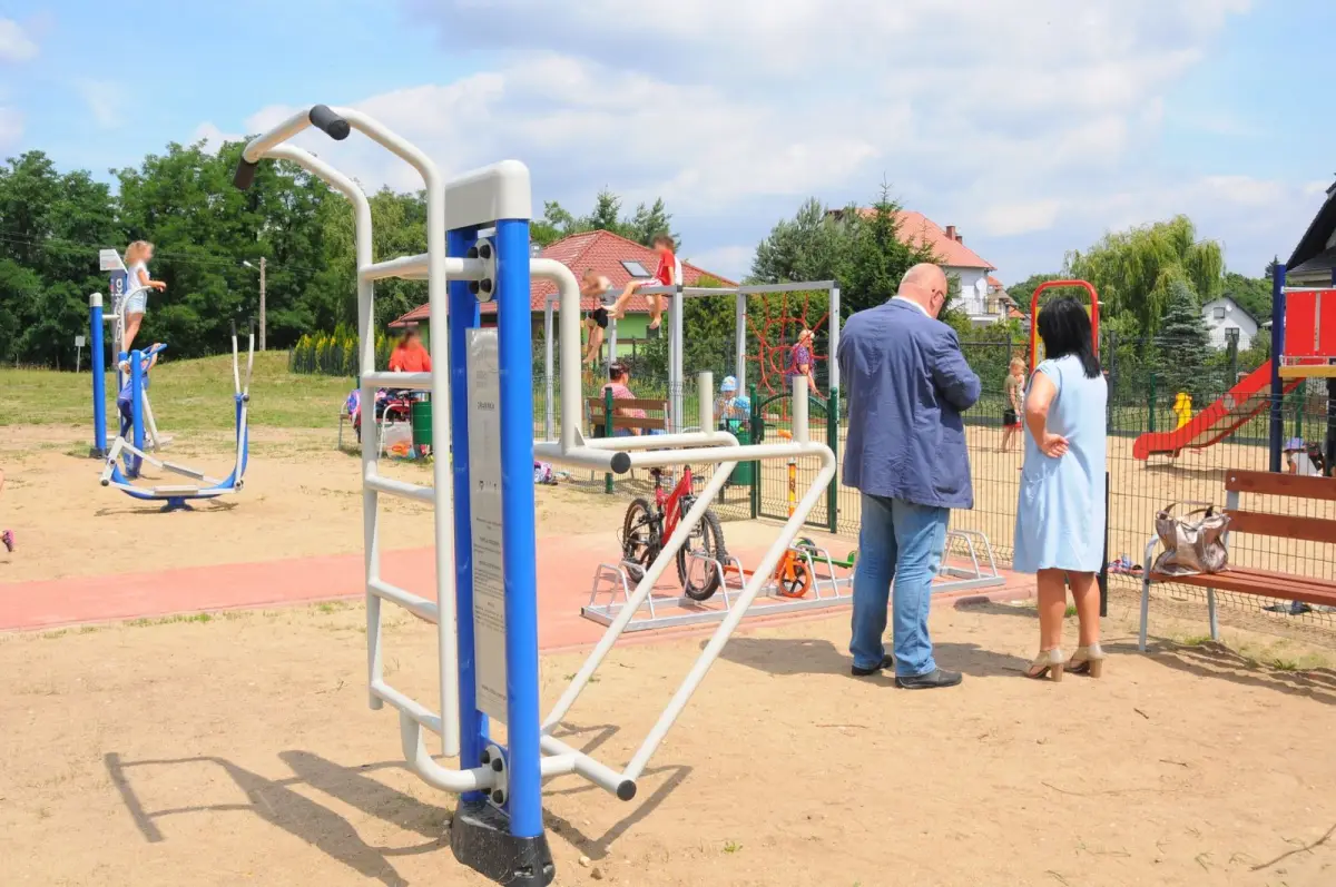 Nowy plac zabaw koło cmentarza