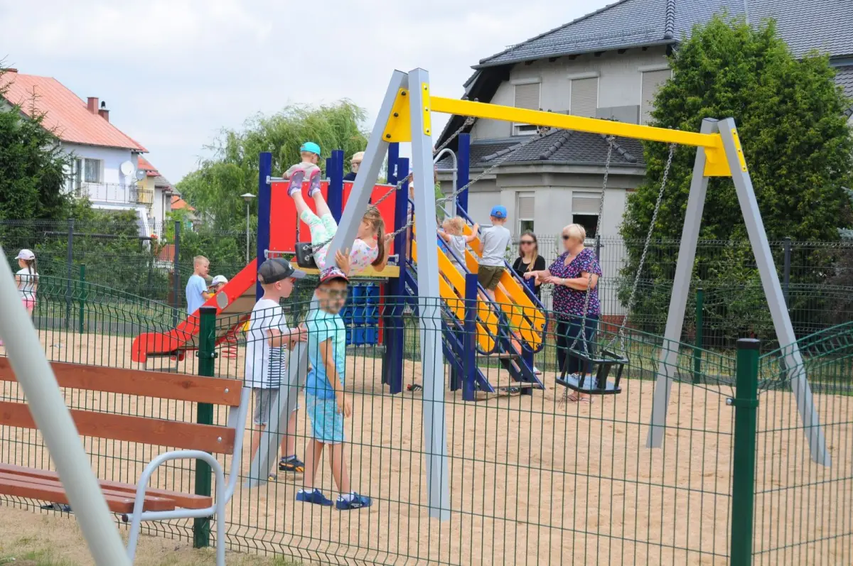 Nowy plac zabaw koło cmentarza