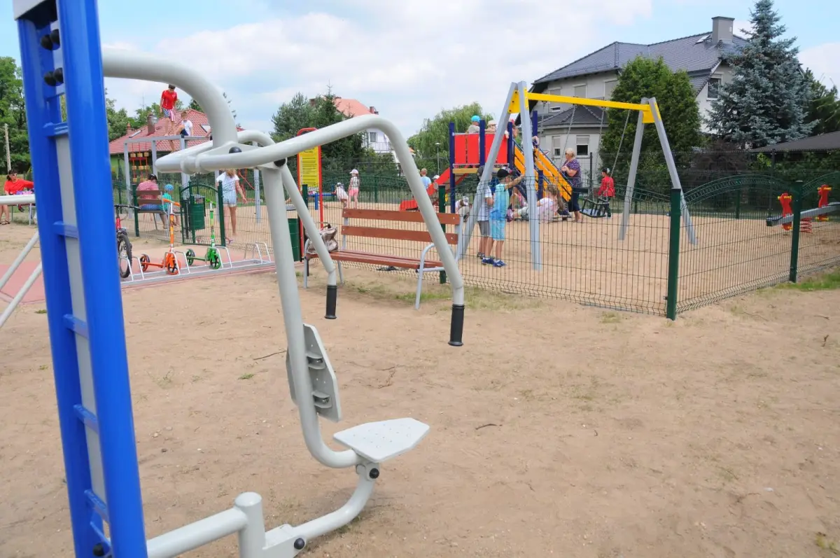 Nowy plac zabaw koło cmentarza