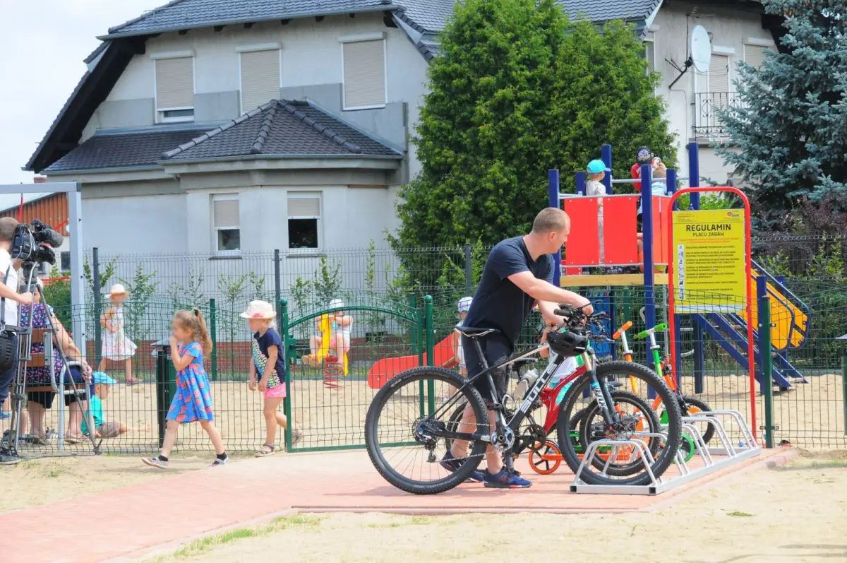 Nowy plac zabaw koło cmentarza