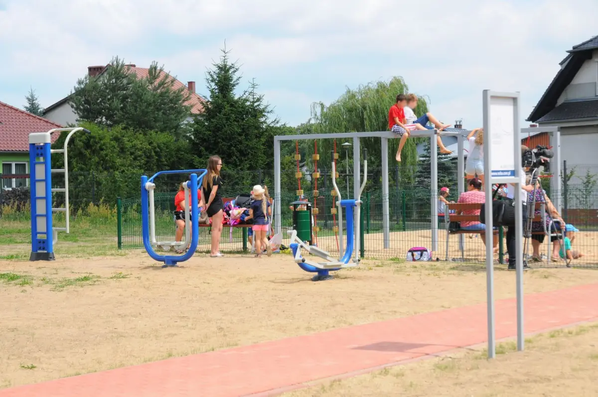 Nowy plac zabaw koło cmentarza