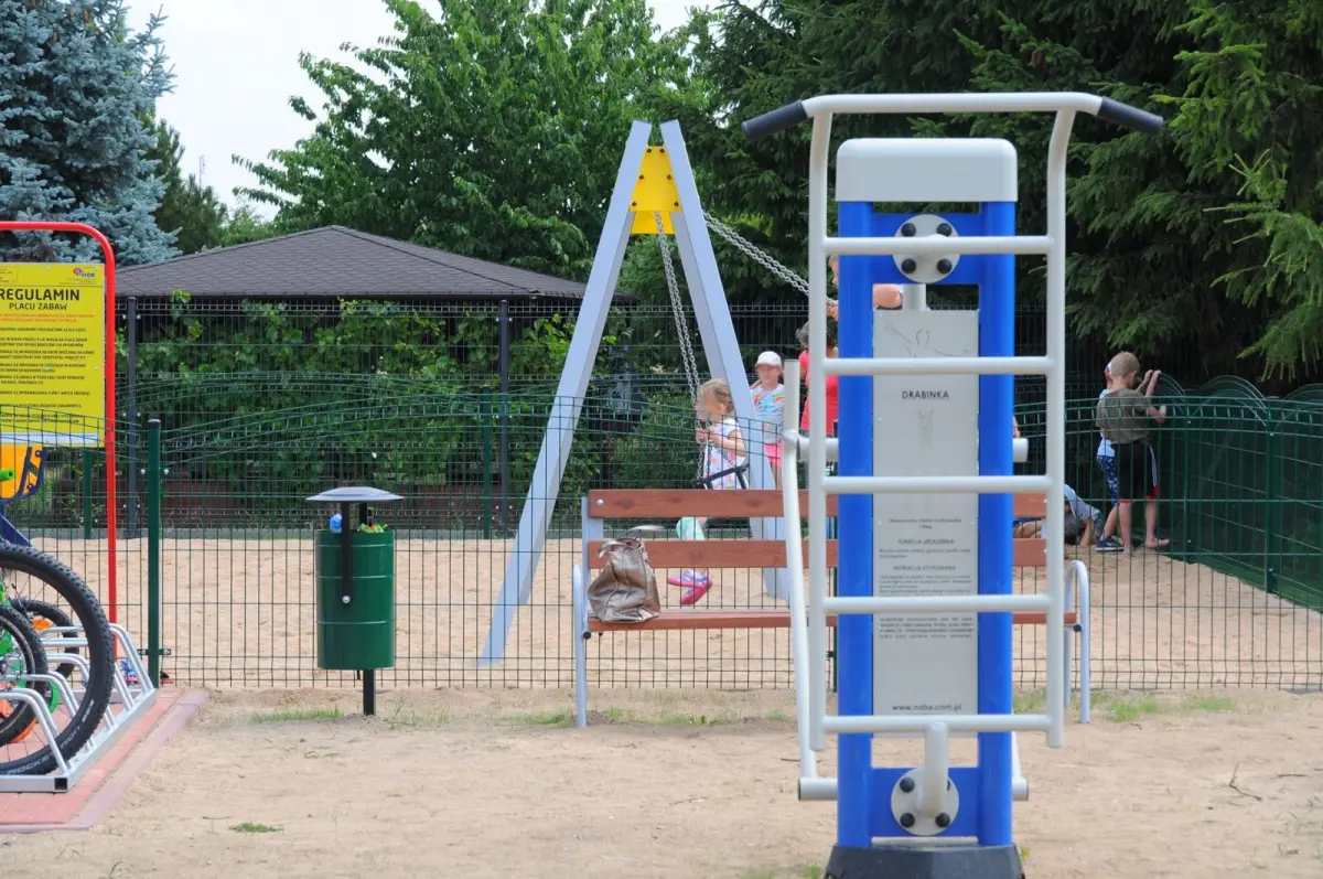 Nowy plac zabaw koło cmentarza