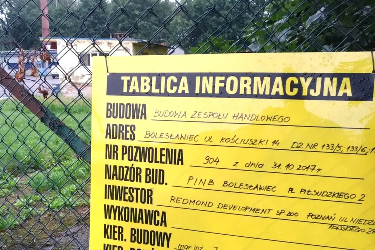 Tablica informująca o budowie obiektu
