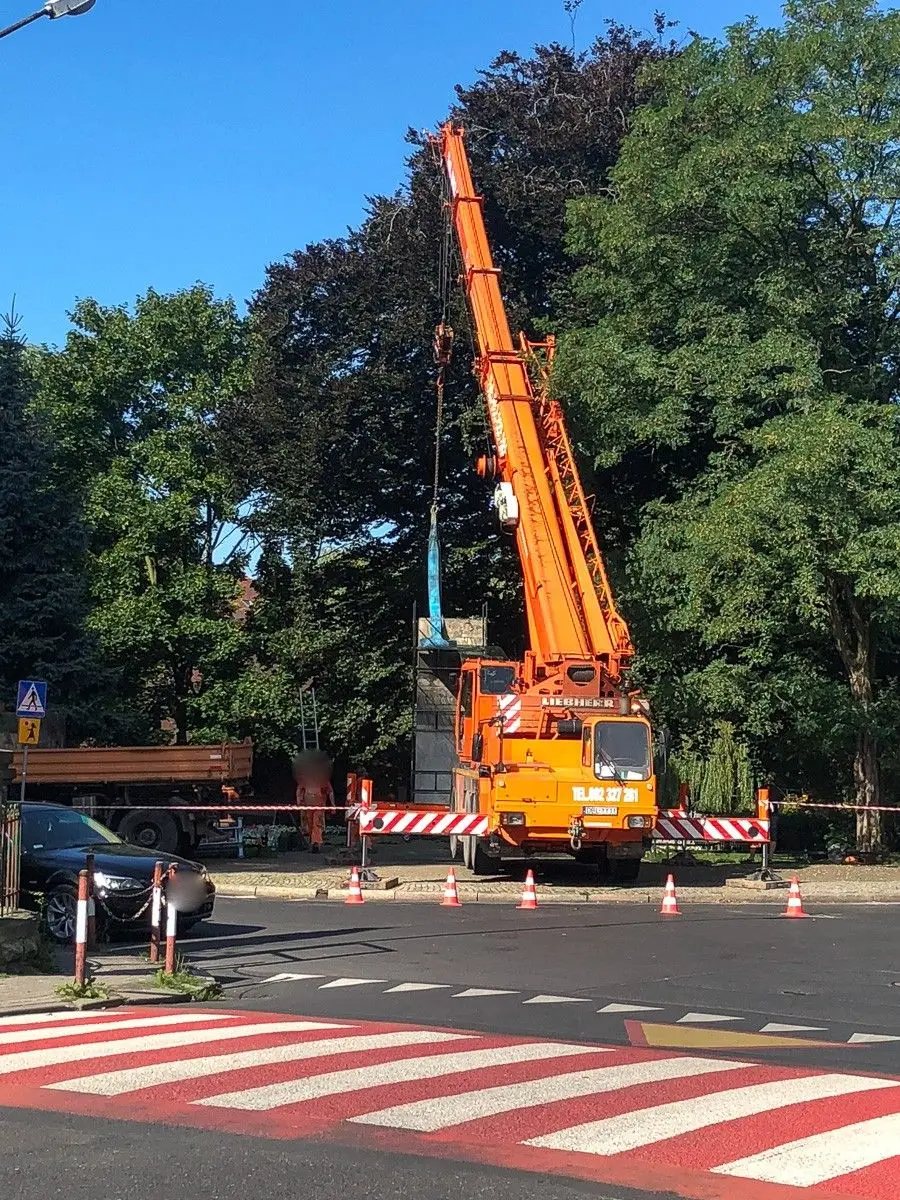 Pomnik przy skwerze 100-lecia Odzyskania Niepodległości zdemontowany