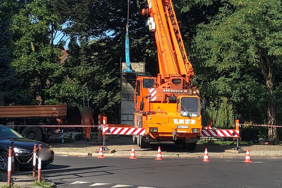 Pomnik przy skwerze 100-lecia Odzyskania Niepodległości zdemontowany