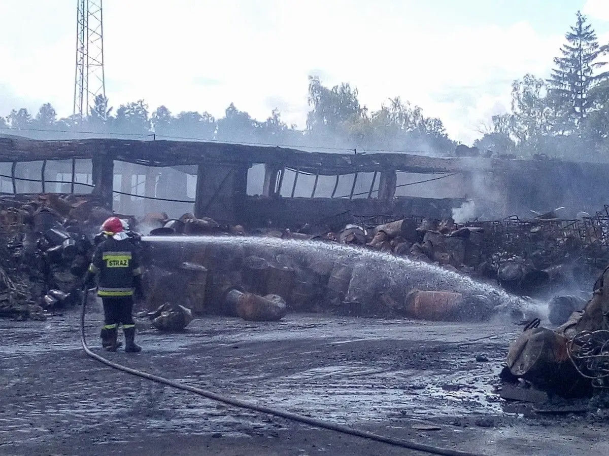 Pożar nielegalnego składowiska chemikaliów w pobliżu Polkowic