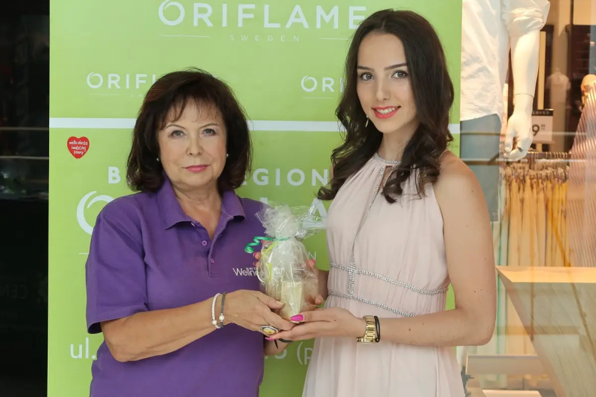 Anika Fiłon z Oriflame wręcza prezent uczestniczce Istotnych Metamorfoz