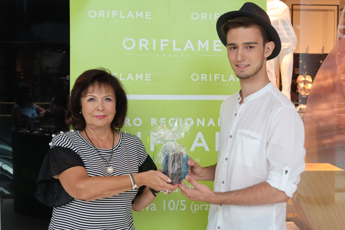 Anika Fiłon z Oriflame wręcza prezent uczestnikowi Istotnych Metamorfoz