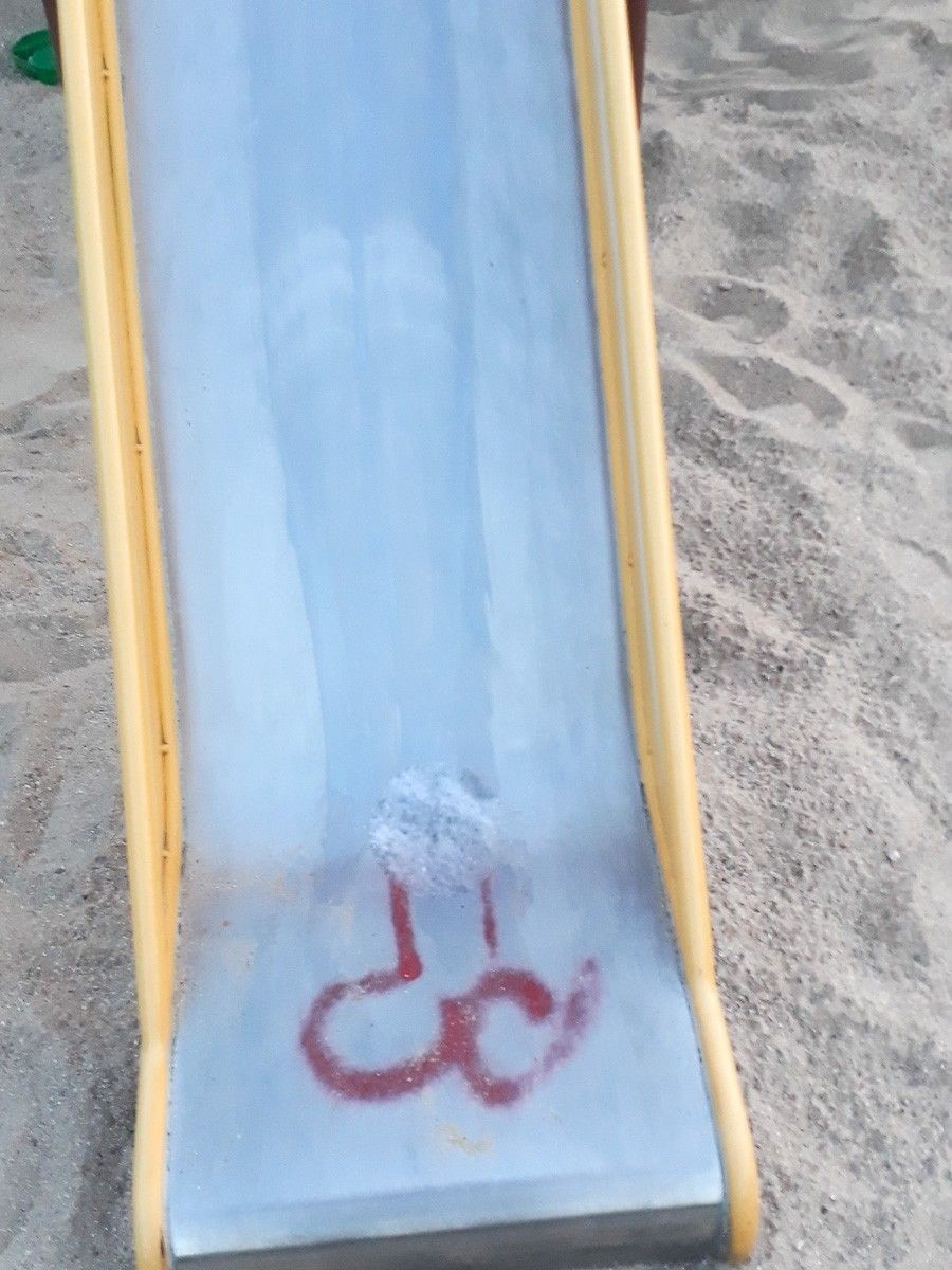 Chlew na placu zabaw w Golnicach