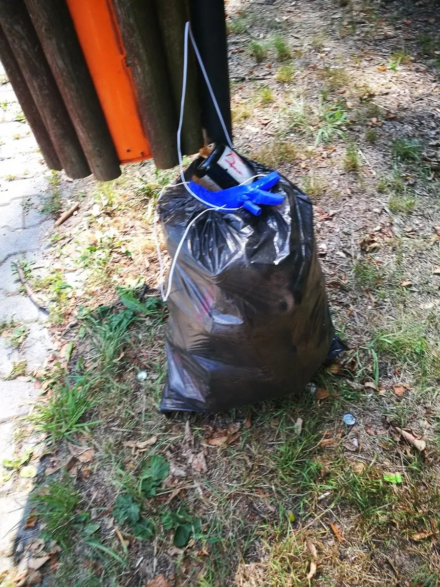 Harcerz posprzątał bajzel w lesie przy Jeleniogórskiej
