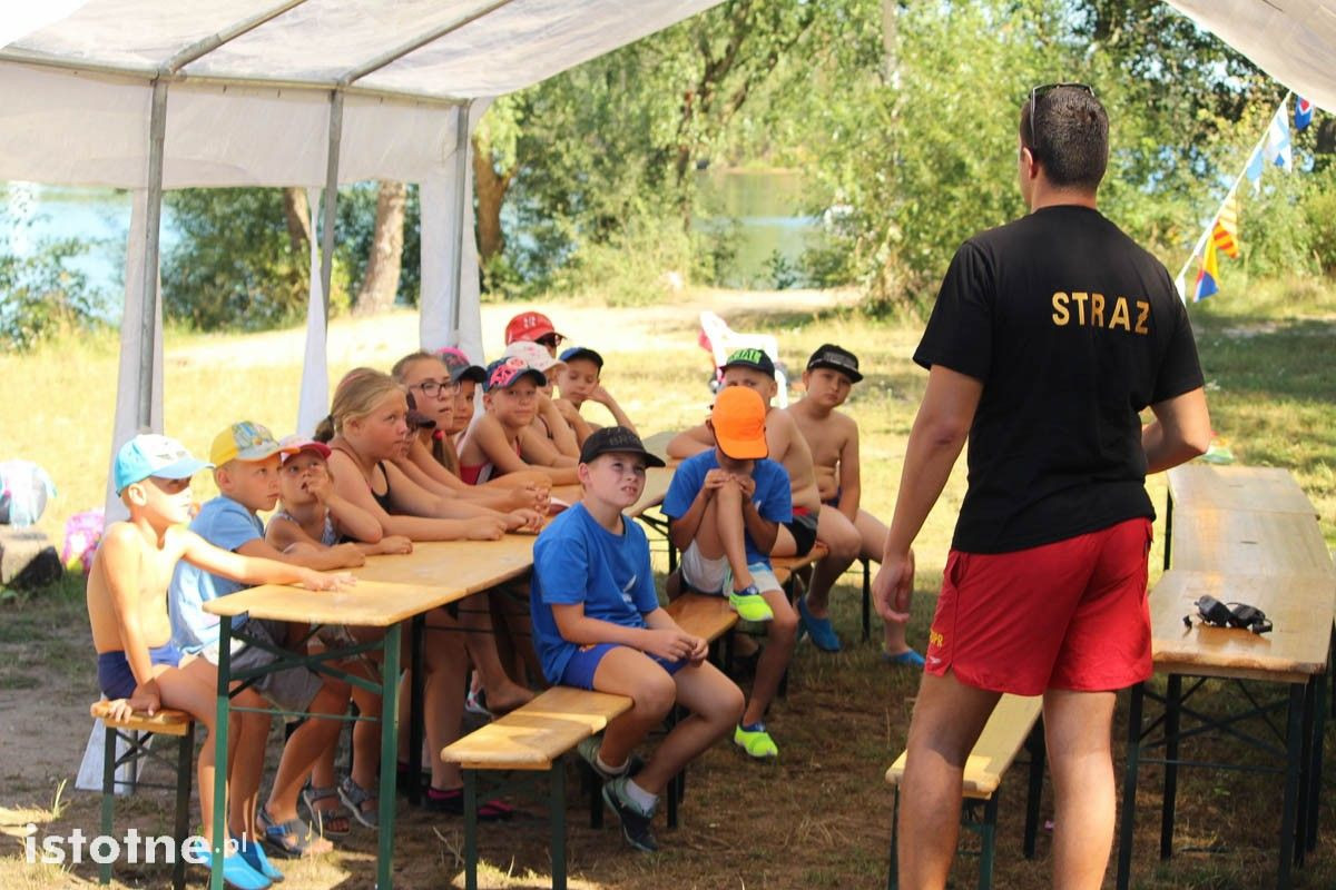 Strażacy uczą jak bezpiecznie wypoczywać nad wodą