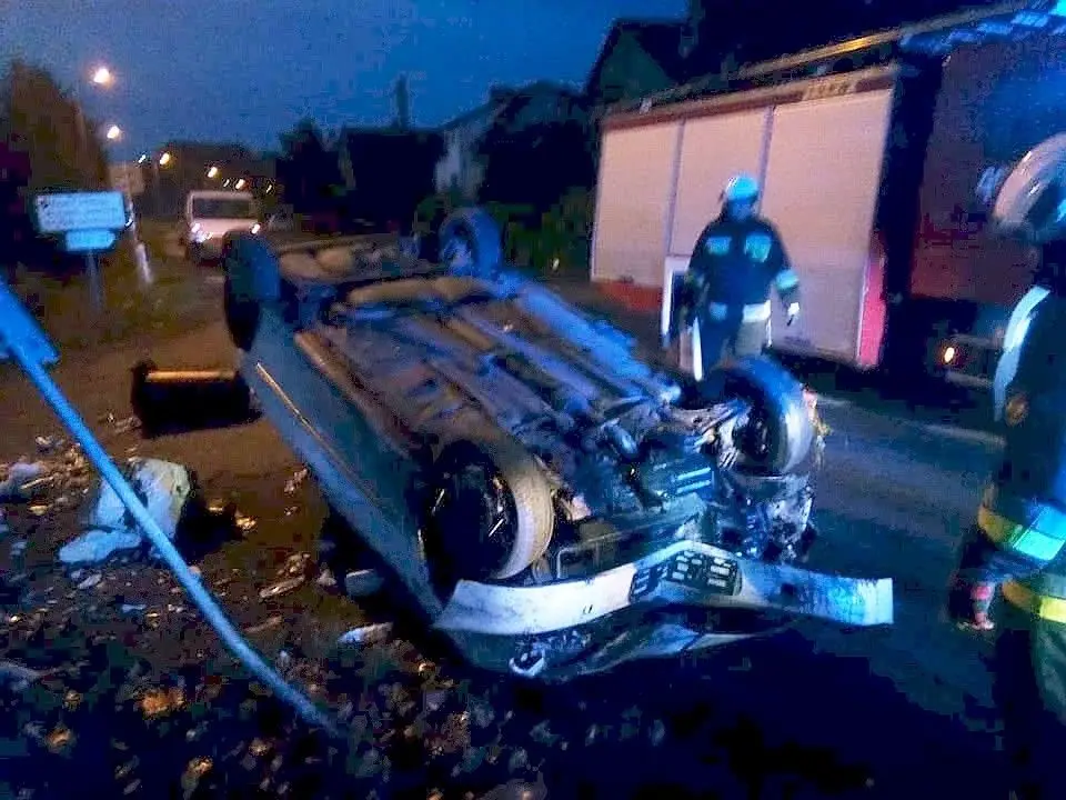 Wjechał w przystanek i dachował