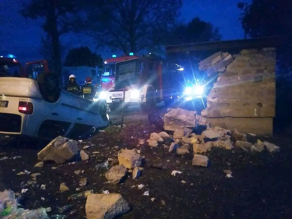 Wjechał w przystanek i dachował