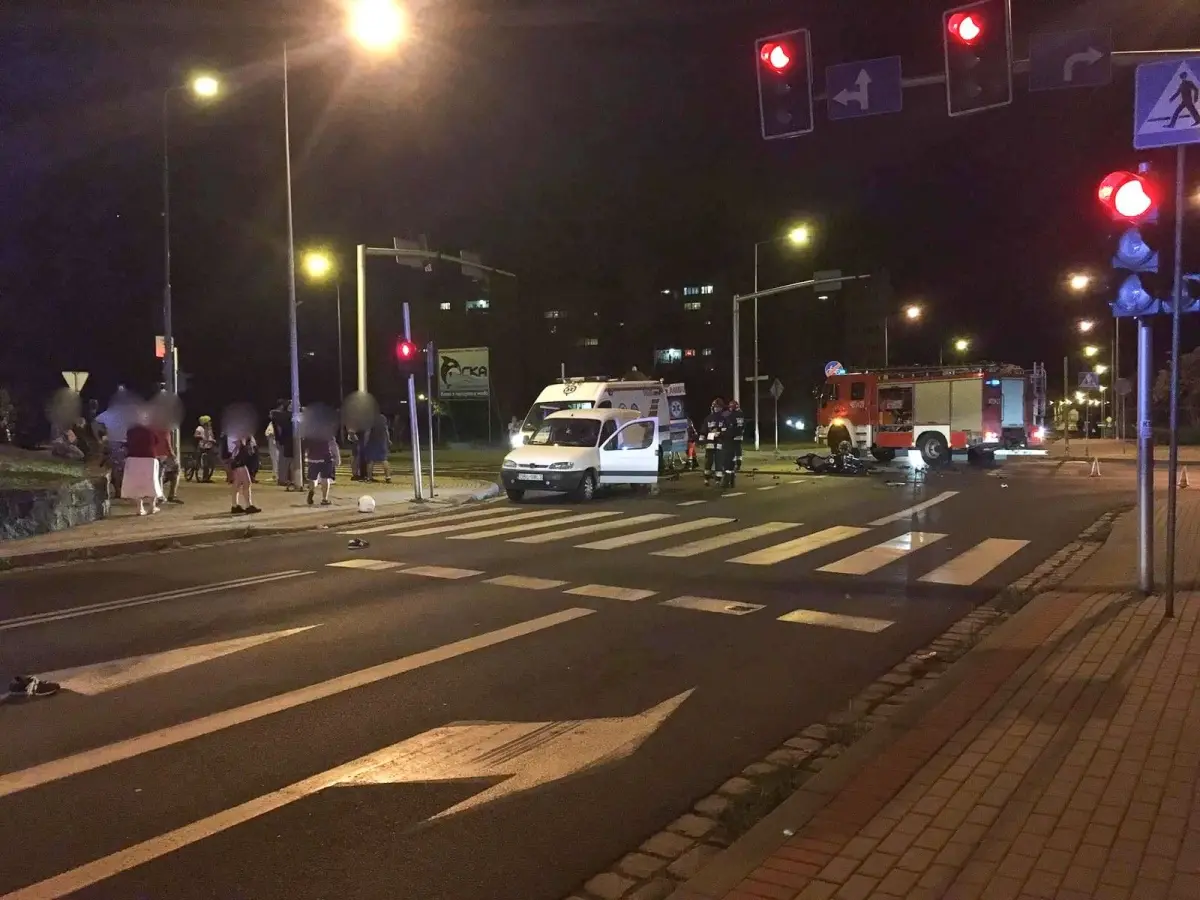 Zderzenie osobówki z motocyklem. Kierowca jednośladu ranny
