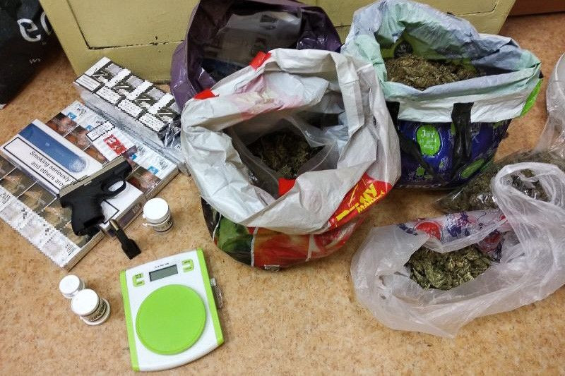 19-latek wpadł z dużą ilością narkotyków, nielegalnymi fajkami i pistoletem gazowym