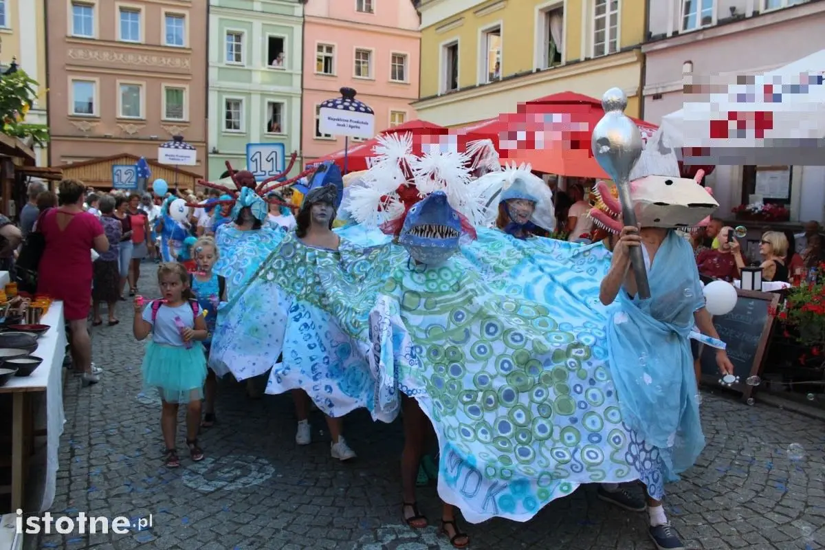 Barwna parada na Bolesławieckim Święcie Ceramiki