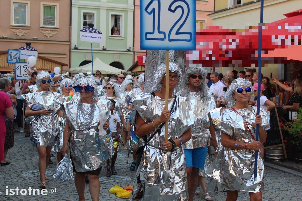 Barwna parada na Bolesławieckim Święcie Ceramiki