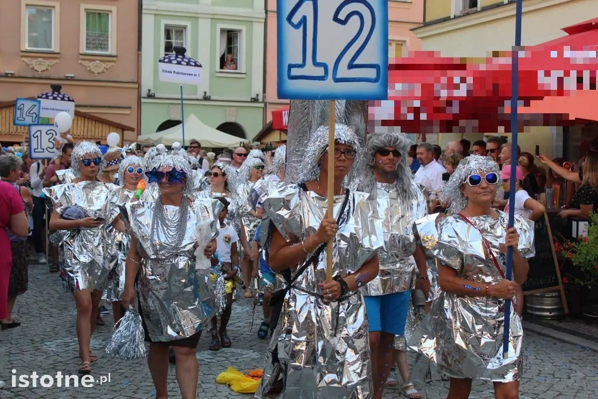 Barwna parada na Bolesławieckim Święcie Ceramiki