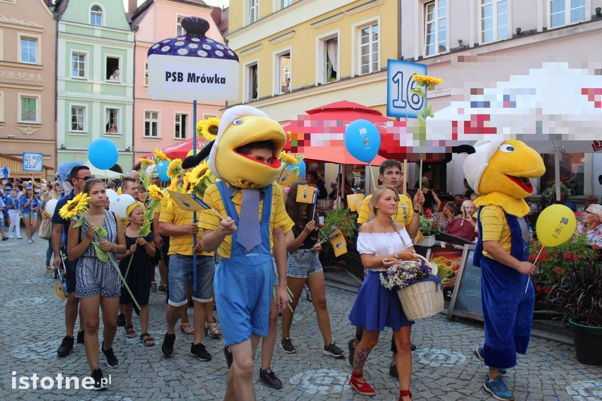 Barwna parada na Bolesławieckim Święcie Ceramiki