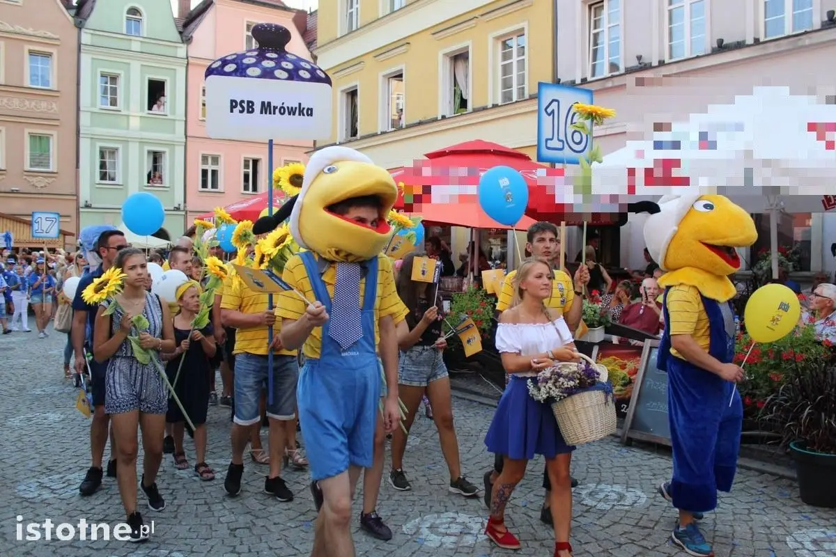 Barwna parada na Bolesławieckim Święcie Ceramiki