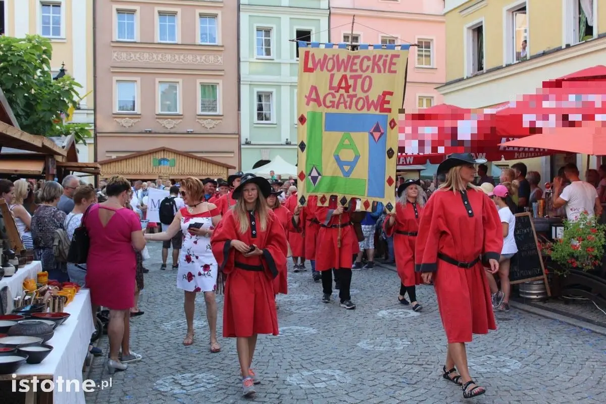 Barwna parada na Bolesławieckim Święcie Ceramiki