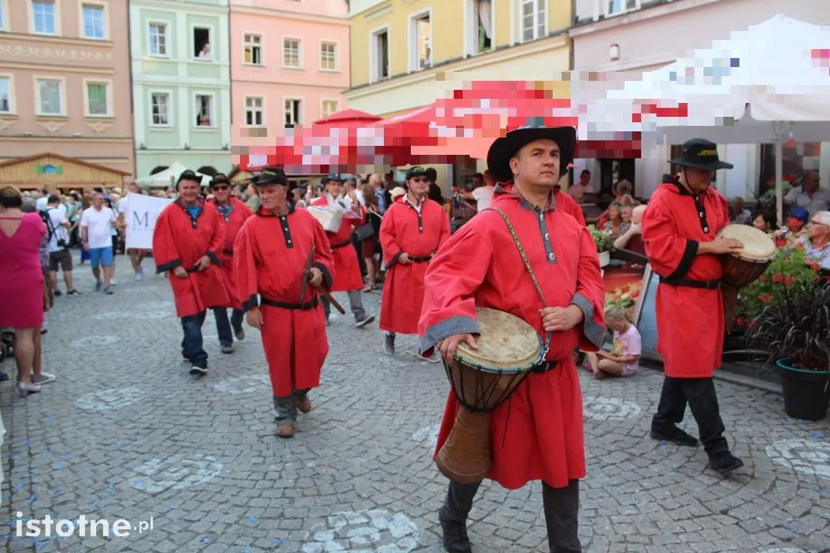 Barwna parada na Bolesławieckim Święcie Ceramiki