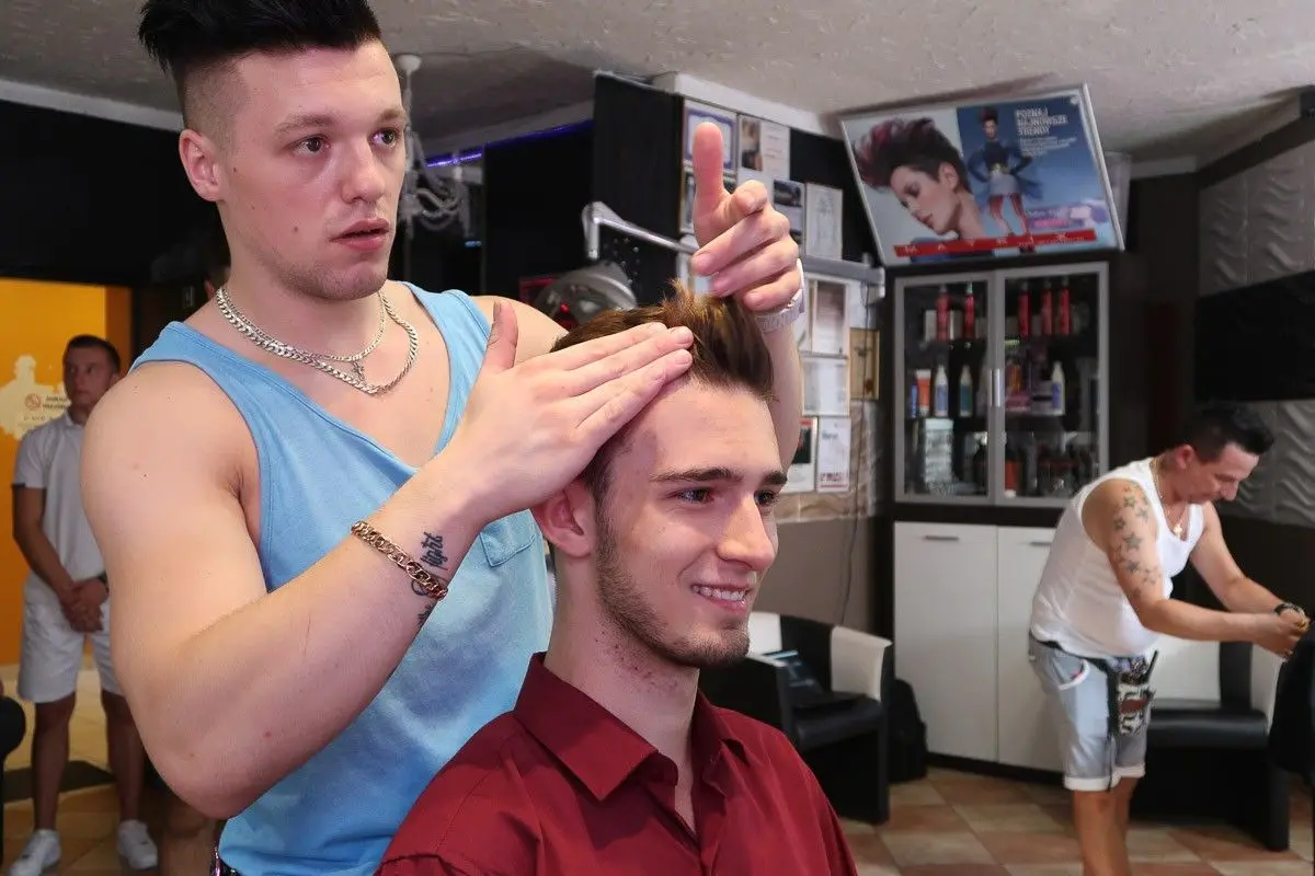 Przygotowanie do konkursu Miss i Mister Święta Ceramiki w salonie fryzjerskim Matrix