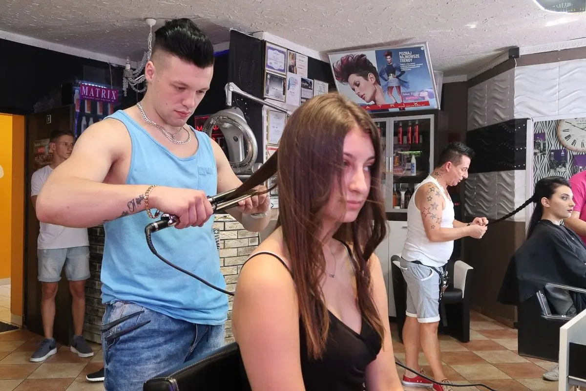Przygotowanie do konkursu Miss i Mister Święta Ceramiki w salonie fryzjerskim Matrix