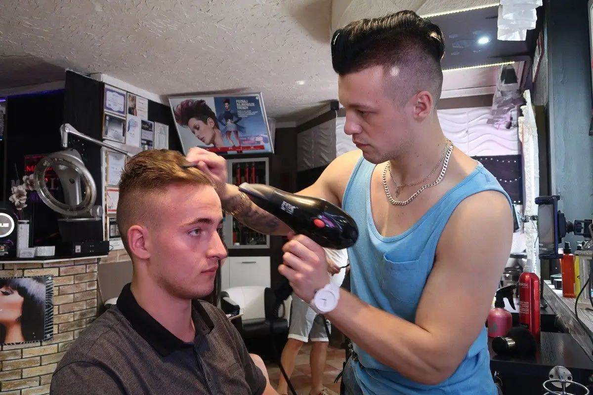 Przygotowanie do konkursu Miss i Mister Święta Ceramiki w salonie fryzjerskim Matrix