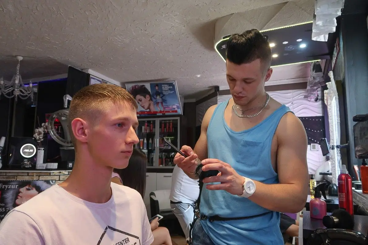 Przygotowanie do konkursu Miss i Mister Święta Ceramiki w salonie fryzjerskim Matrix