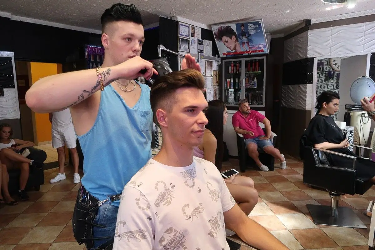 Przygotowanie do konkursu Miss i Mister Święta Ceramiki w salonie fryzjerskim Matrix
