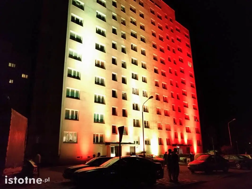 Kolorowa iluminacja na wieżowcu przy ul. Bielskiej