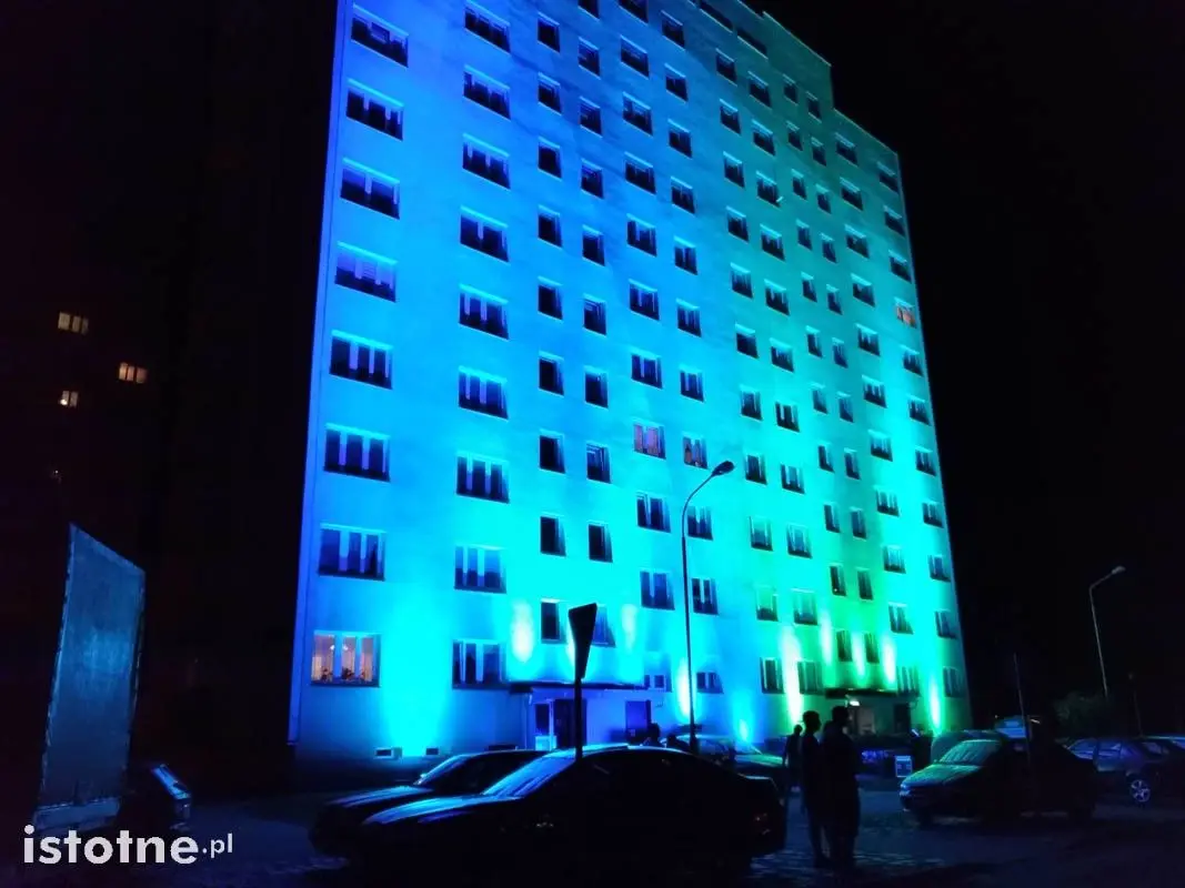 Kolorowa iluminacja na wieżowcu przy ul. Bielskiej