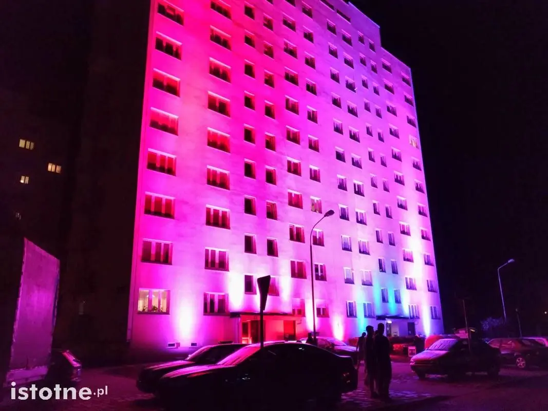 Kolorowa iluminacja na wieżowcu przy ul. Bielskiej