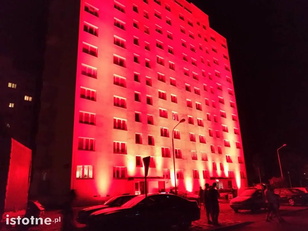 Kolorowa iluminacja na wieżowcu przy ul. Bielskiej
