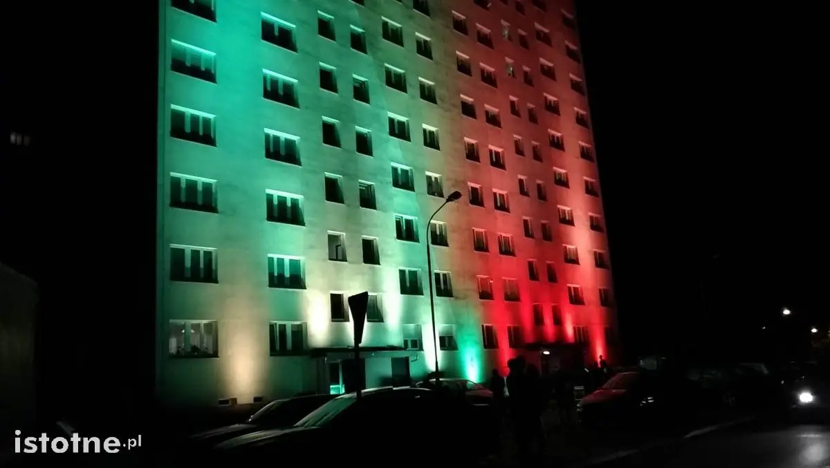 Kolorowa iluminacja na wieżowcu przy ul. Bielskiej