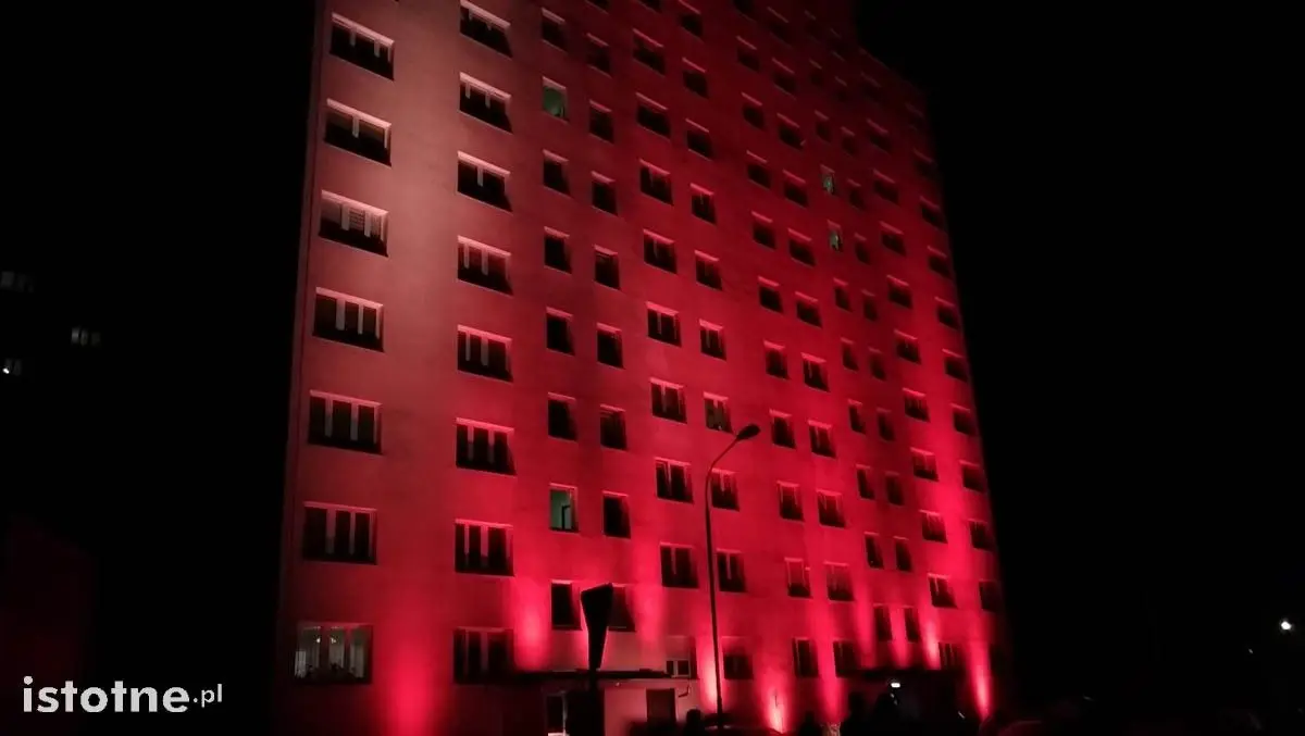 Kolorowa iluminacja na wieżowcu przy ul. Bielskiej