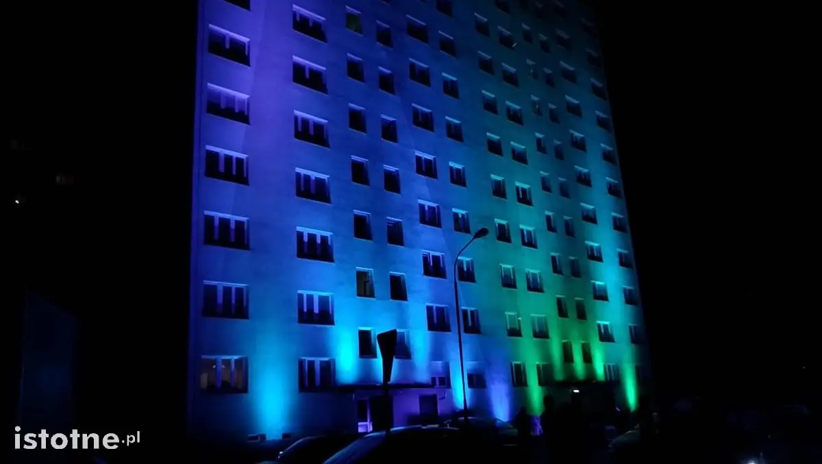 Kolorowa iluminacja na wieżowcu przy ul. Bielskiej