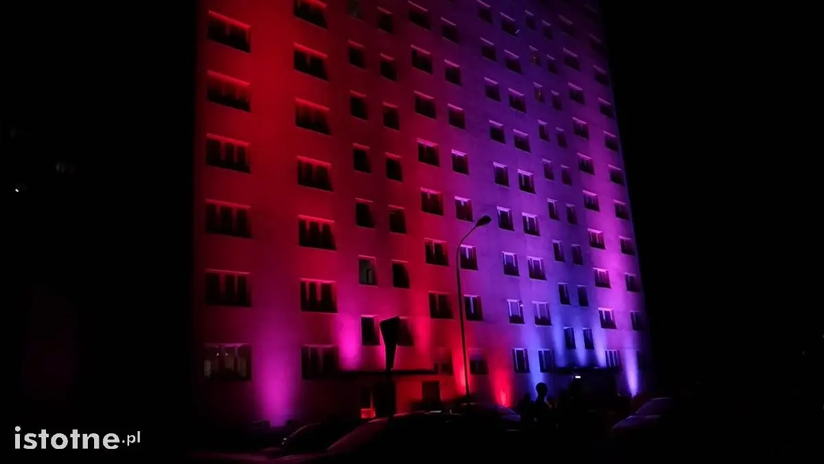 Kolorowa iluminacja na wieżowcu przy ul. Bielskiej