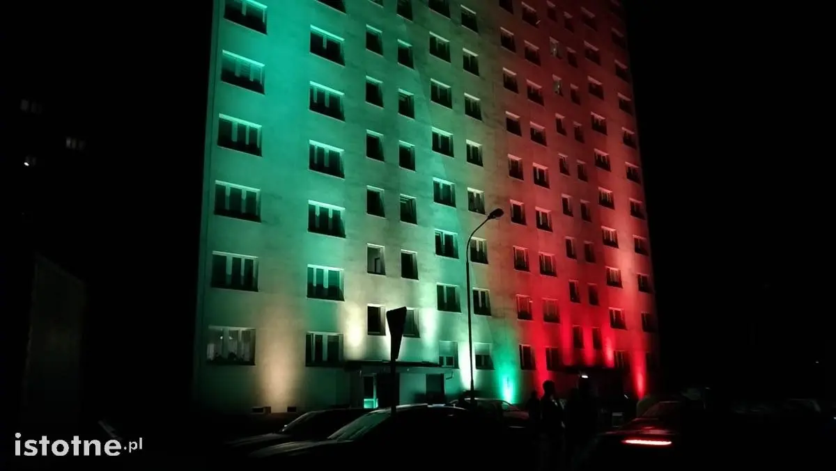 Kolorowa iluminacja na wieżowcu przy ul. Bielskiej