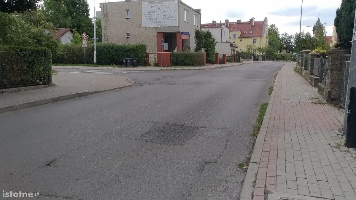 Czytelnik: dziura przy PWiK i fatalny stan nawierzchni na Żeromskiego