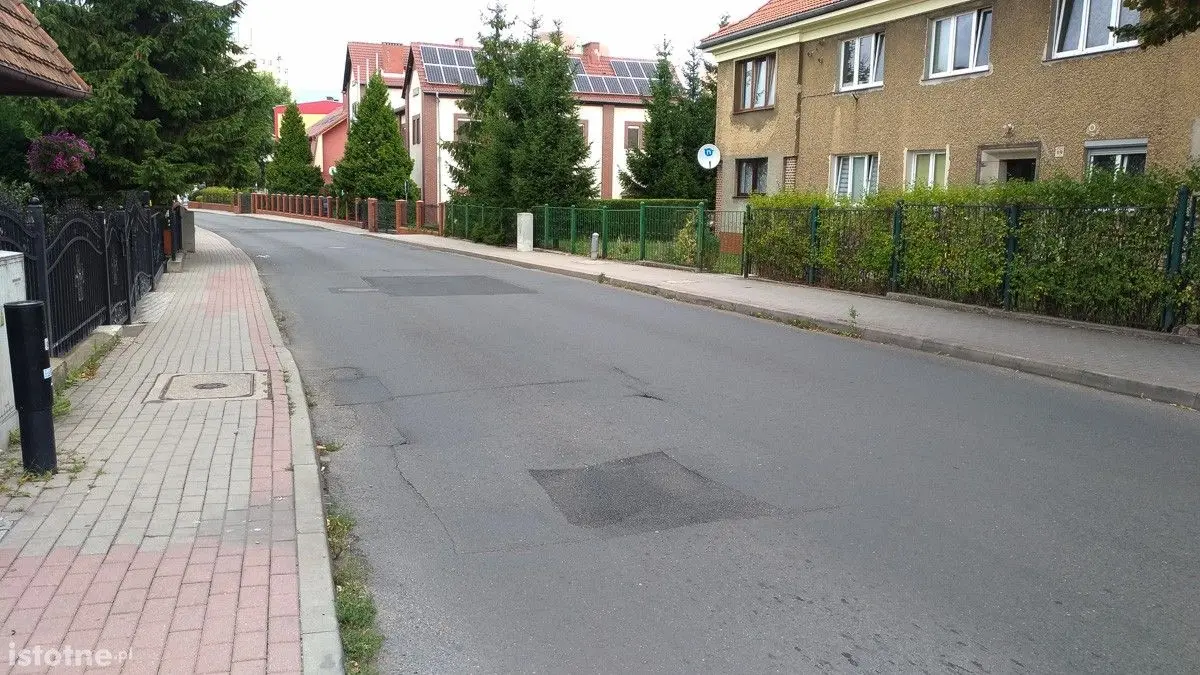 Czytelnik: dziura przy PWiK i fatalny stan nawierzchni na Żeromskiego