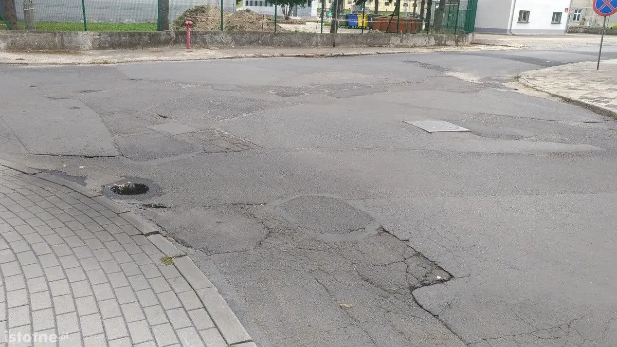 Czytelnik: dziura przy PWiK i fatalny stan nawierzchni na Żeromskiego