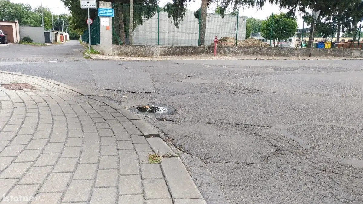 Czytelnik: dziura przy PWiK i fatalny stan nawierzchni na Żeromskiego