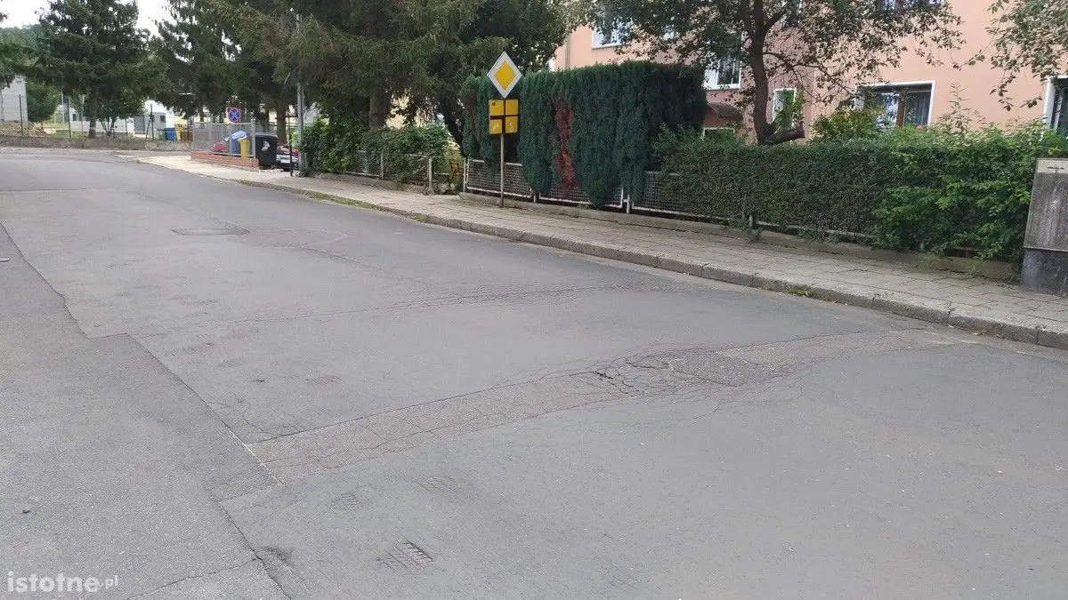 Czytelnik: dziura przy PWiK i fatalny stan nawierzchni na Żeromskiego