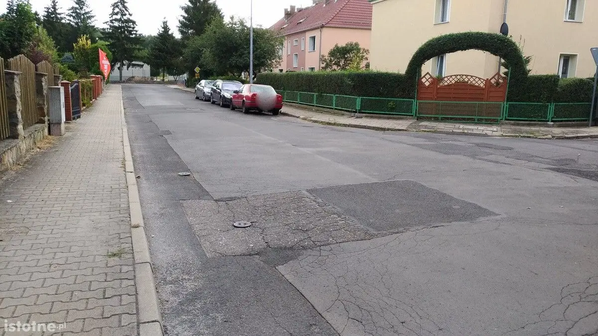 Czytelnik: dziura przy PWiK i fatalny stan nawierzchni na Żeromskiego